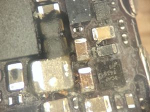 Offensichtliche Schadrückstände auf der iPhone 5 Platine aufgrund sorgloser Reinigungsverfahren
